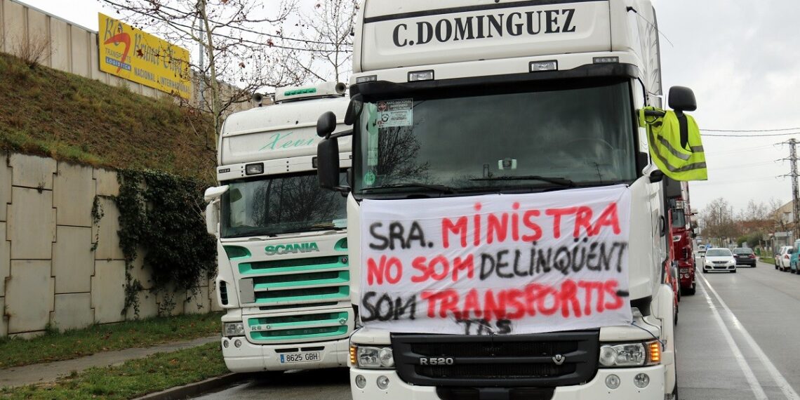 Cientos de piquetes impiden la entrada de camiones en el Port de Barcelona