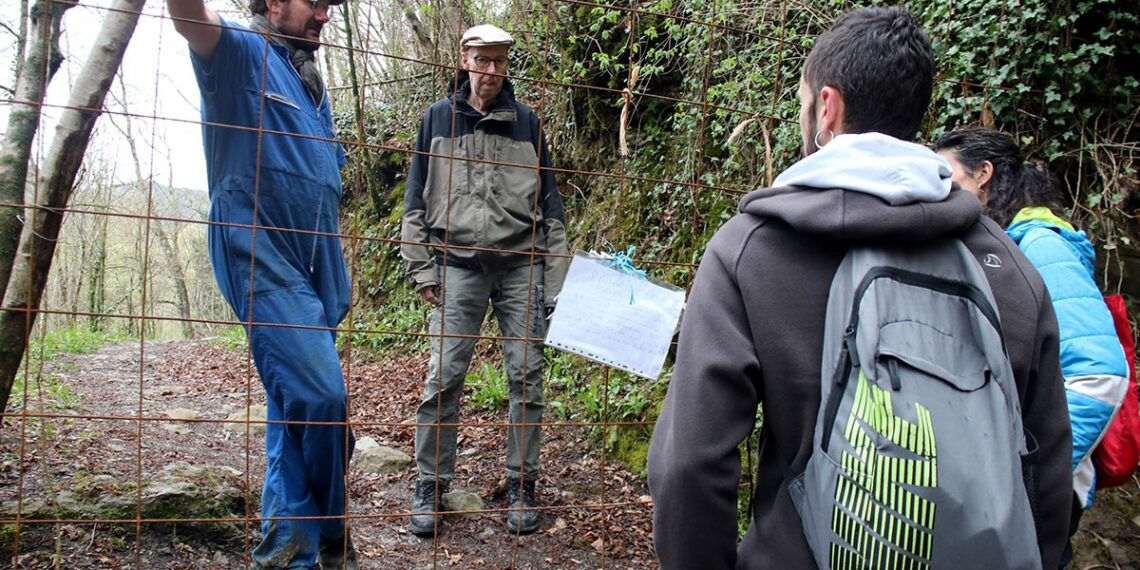 Un ganadero del Ripollès cierra el paso de un sendero de gran recorrido y enoja a los ecologistas