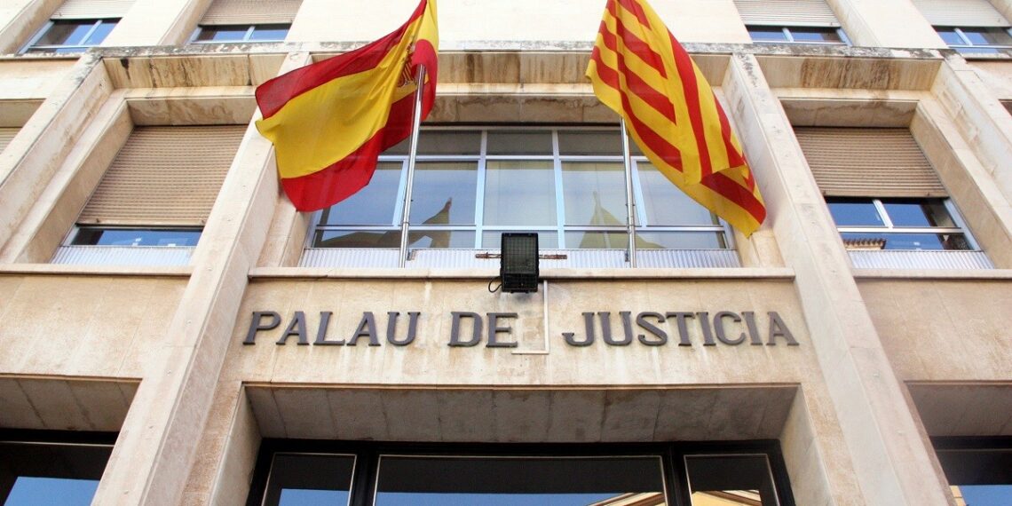 A juicio una joven y su madre, acusadas de tirar a un bebé a un contenedor en Tarragona