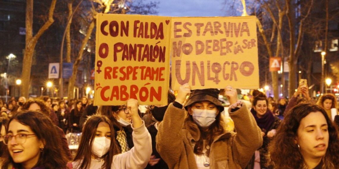 Aborto libre a los 16 años y bajas por la regla: la histórica reforma que prepara el gobierno español