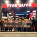 Acción contra dos restaurantes de Barcelona que carecen de carta en catalán