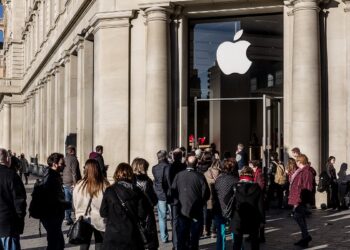 Apple pagará 1.000 euros a un comprador por no incluir cargador en el Iphone