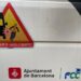 Barcelona señaliza en castellano los ángulos fallecidos de los vehículos municipales