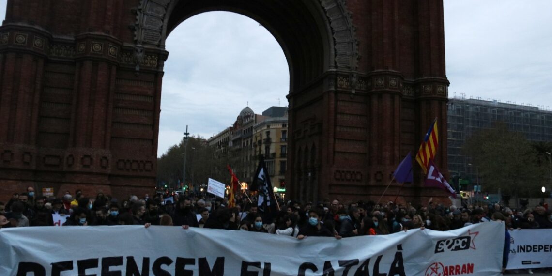 Cientos de personas se manifiestan en Barcelona en defensa de la inmersión
