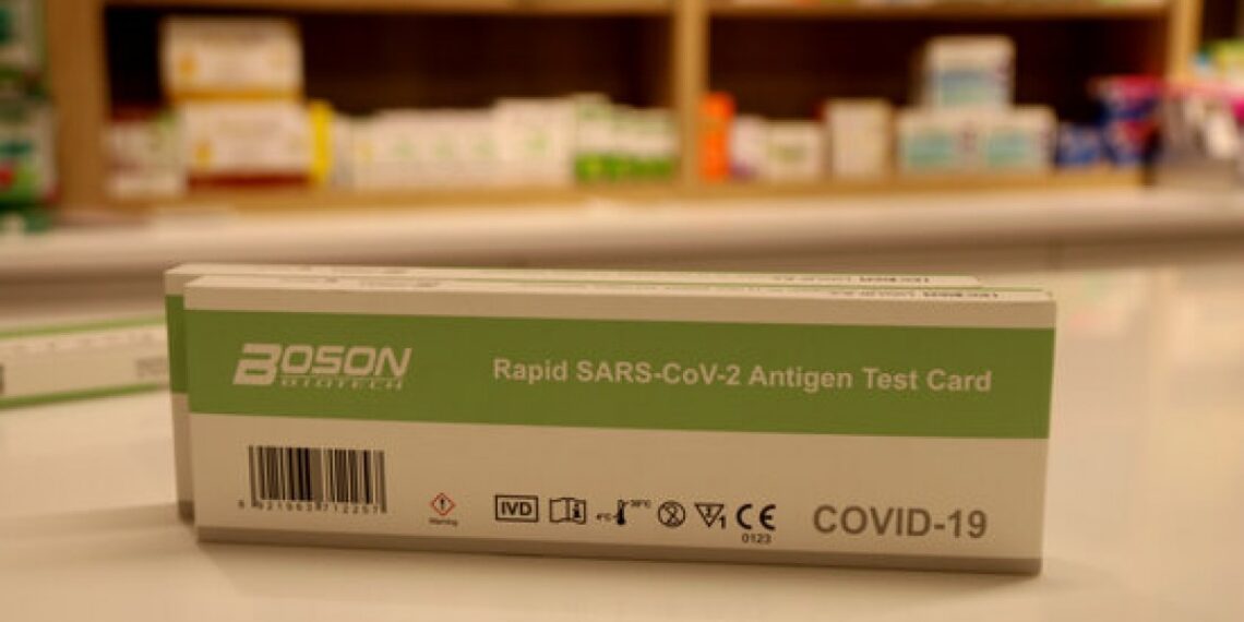 Consumidores y enfermeros denuncian el encarecimiento de los tests de antígenos