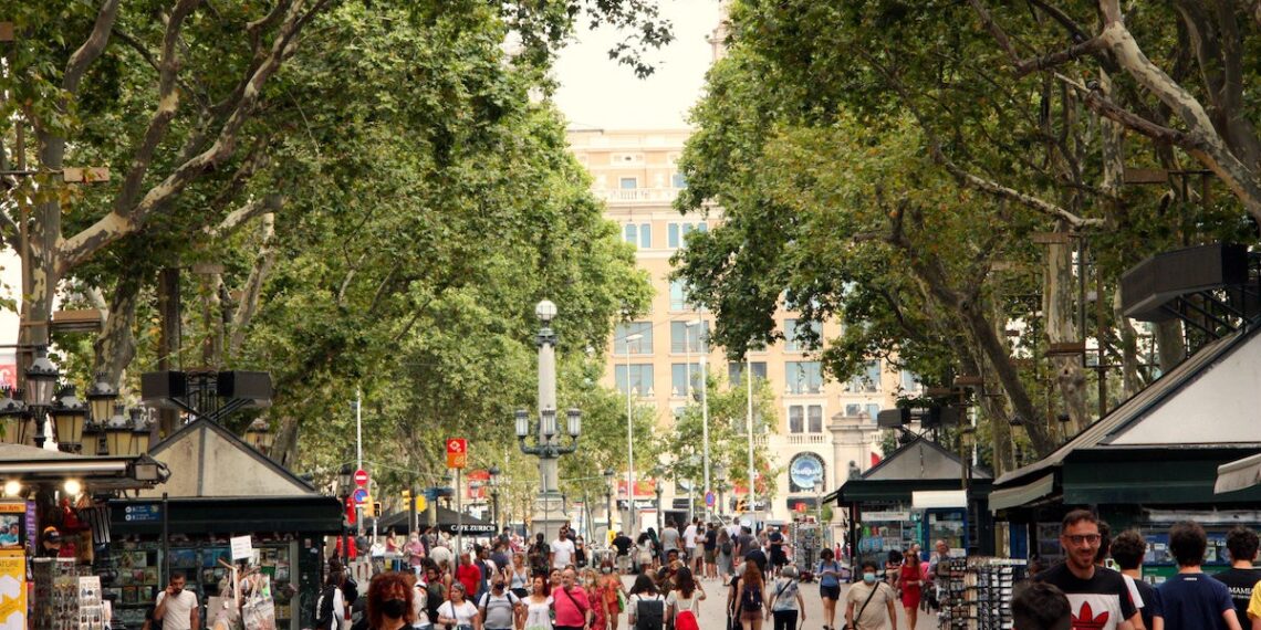 El Ayuntamiento de Barcelona pide que la oferta de la Rambla se focalice en los locales y no en los turistas