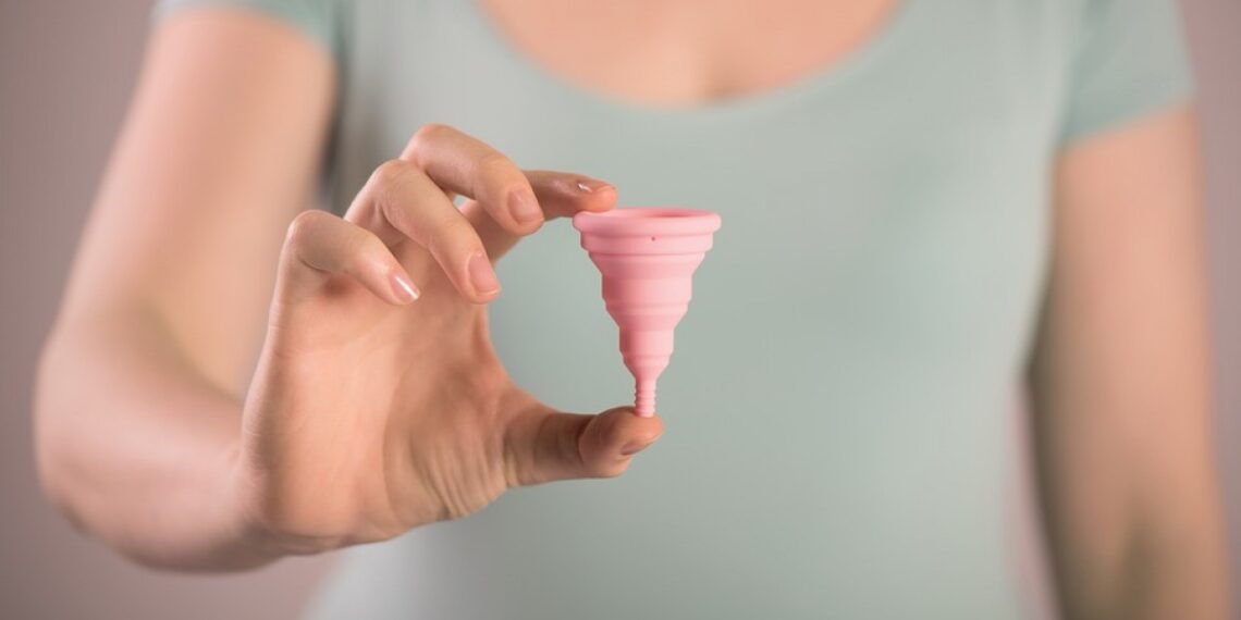 El Gobierno repartirá copas menstruales gratuitas en los institutos