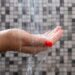 El tiempo que debe durar una ducha ideal, según la OMS