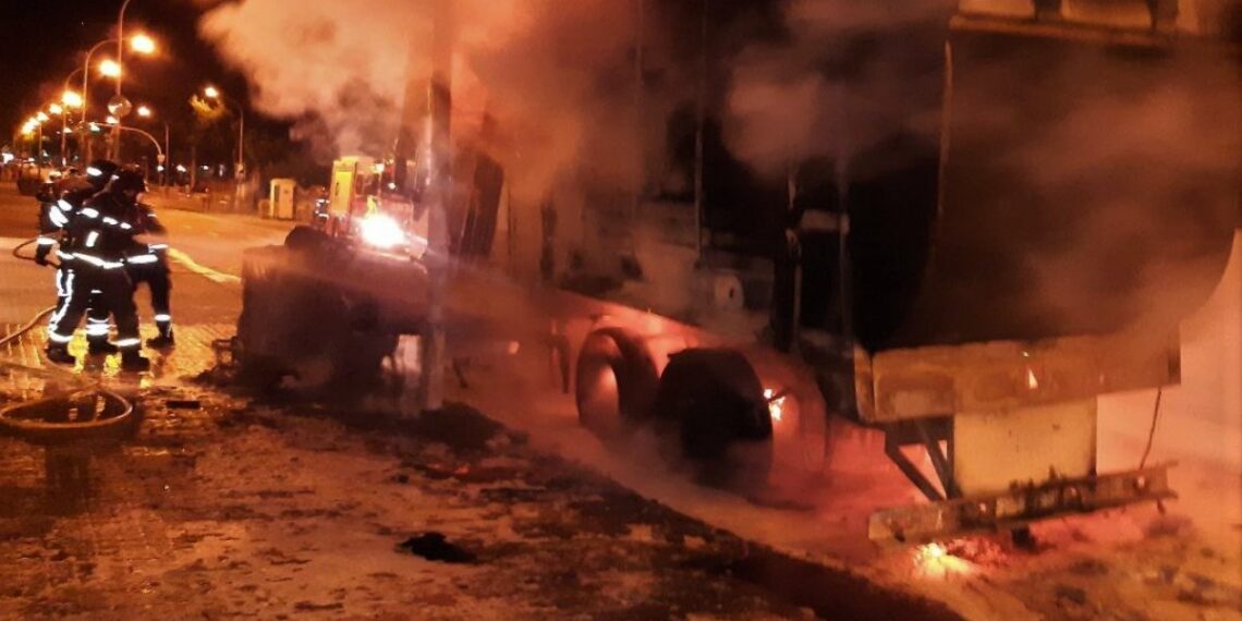 Espectacular incendio de un camión de basura en Barcelona