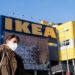 Ikea pagará menos a los no vacunados en cuarentena en Reino Unido