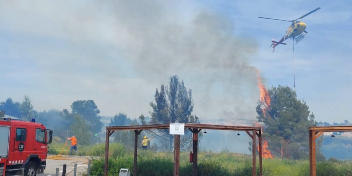 Incendio en una zona de difícil acceso Viladecavalls