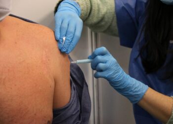 Las vacunas contra la Covid son seguras y eficaces en personas con inmunodeficiencia, según un estudio