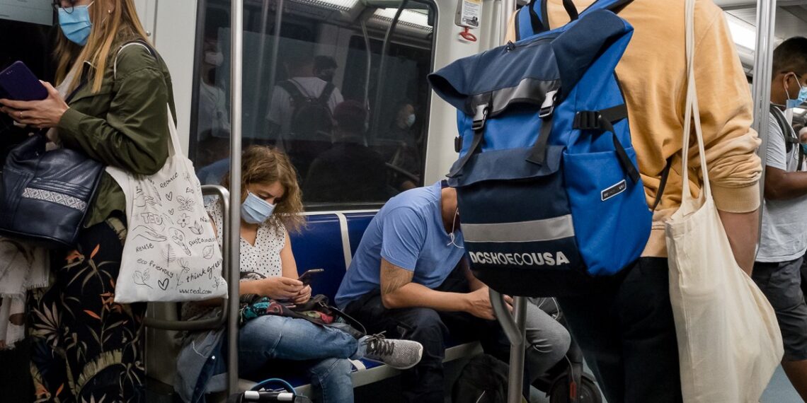 Los Mossos buscan al menos a 10 personas para apalear a dos vigilantes del metro