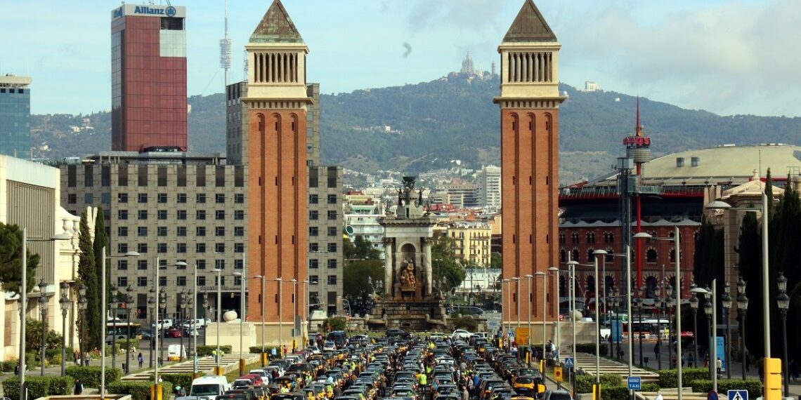 Los taxistas convocan un paro total y una nueva marcha lenta en Barcelona