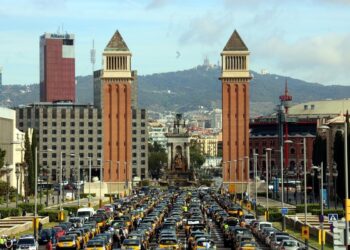 Los taxistas convocan un paro total y una nueva marcha lenta en Barcelona