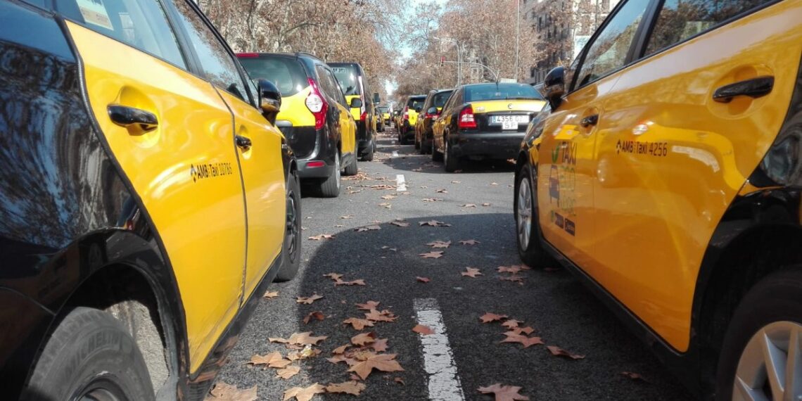 Los taxistas, en huelga: así será la marcha lenta que puede colapsar el centro de Barcelona