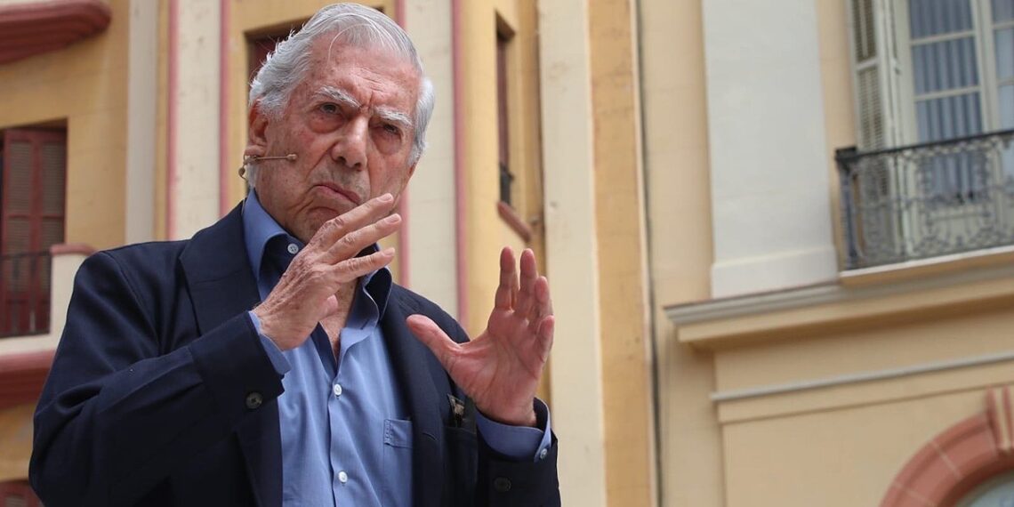 Mario Vargas Llosa, hospitalizado por coronavirus