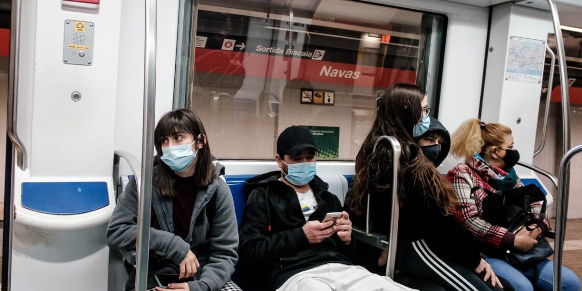 Sanidad descarta retirar la mascarilla en el transporte público a pesar de la recomendación de Europa