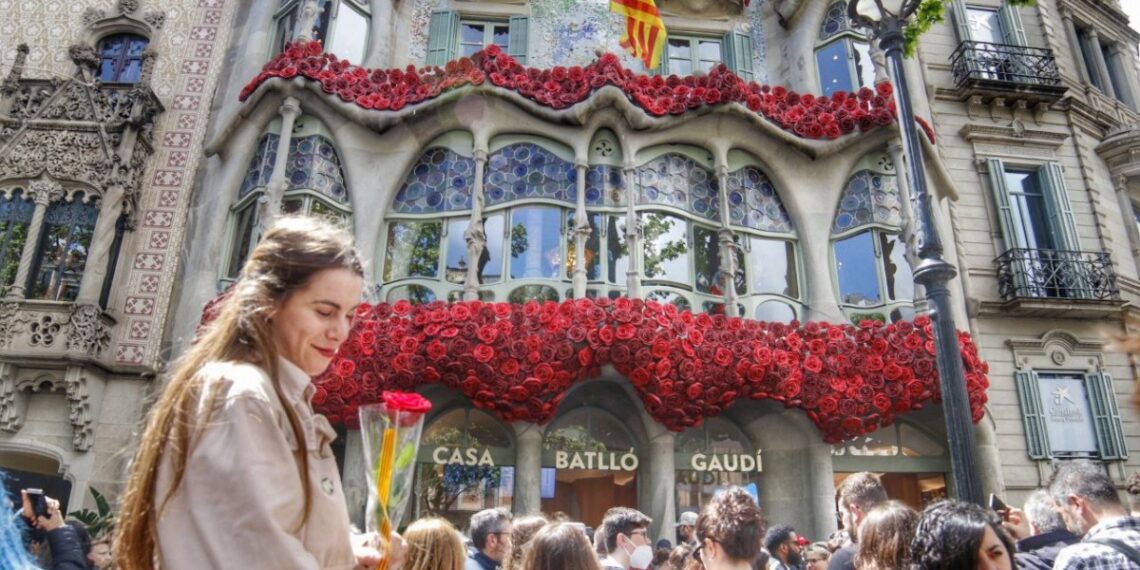 Sant Jordi brilla a pesar de los aguaceros de mediodía