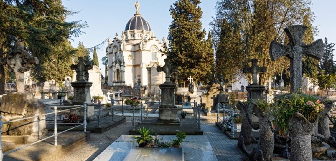 Una familia de Sevilla exhumará el cadáver de un bebé en el cementerio de Sabadell