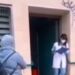 Vídeo |  Una enfermera canta, en la calle y en voz alta, los resultados de las macetas de Covid